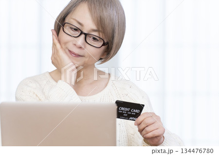パソコンでネットショッピングを楽しむシニア女性 パソコンでネットショッピングを楽しむシニア女性 134476780