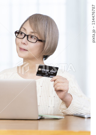 パソコンでネットショッピングを楽しむシニア女性 134476787