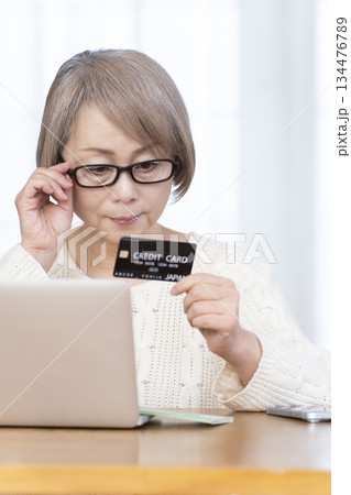 パソコンでネットショッピングを楽しむシニア女性 パソコンでネットショッピングを楽しむシニア女性 134476789