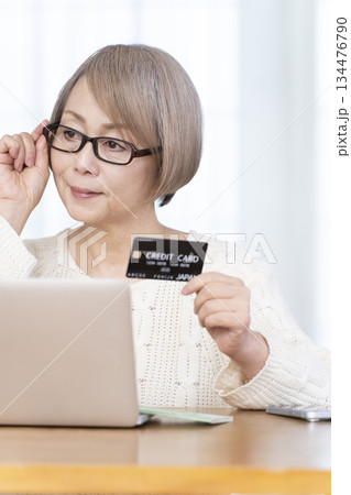 パソコンでネットショッピングを楽しむシニア女性 134476790