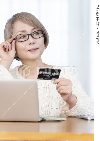 パソコンでネットショッピングを楽しむシニア女性 134476791