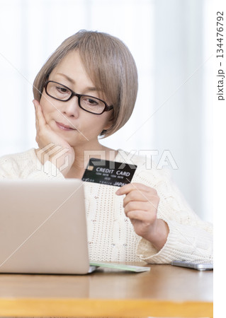 パソコンでネットショッピングを楽しむシニア女性 134476792