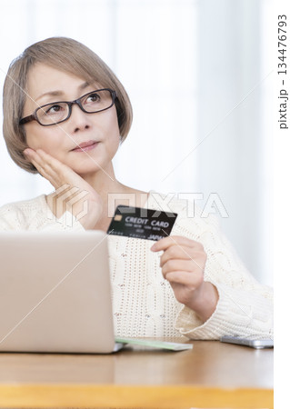 パソコンでネットショッピングを楽しむシニア女性 134476793