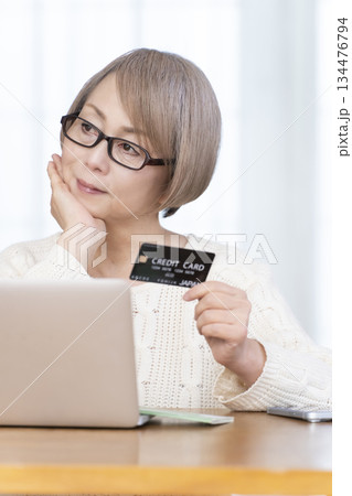 パソコンでネットショッピングを楽しむシニア女性 パソコンでネットショッピングを楽しむシニア女性 134476794