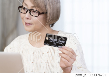 パソコンでネットショッピングを楽しむシニア女性 134476797