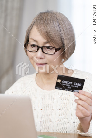 パソコンでネットショッピングを楽しむシニア女性 パソコンでネットショッピングを楽しむシニア女性 134476798
