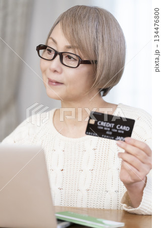 パソコンでネットショッピングを楽しむシニア女性 134476800