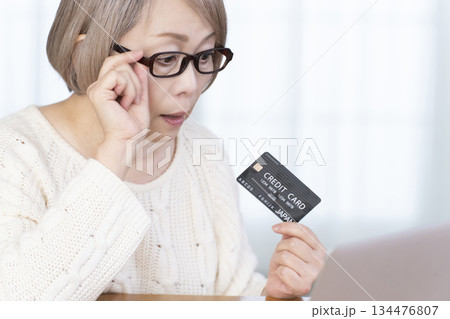 パソコンでネットショッピングを楽しむシニア女性 134476807