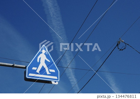 青空を背景にした横断歩道の道路標識 134476811