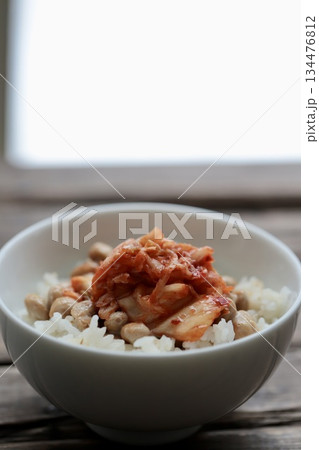大粒納豆とキムチのっけご飯　納豆キムチご飯 134476812