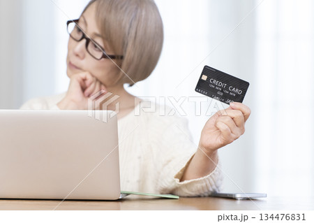 パソコンでネットショッピングを楽しむシニア女性アウトフォーカス 134476831