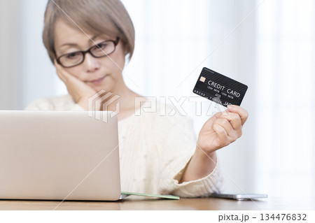 パソコンでネットショッピングを楽しむシニア女性アウトフォーカス パソコンでネットショッピングを楽しむシニア女性アウトフォーカス 134476832