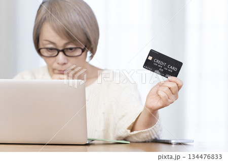 パソコンでネットショッピングを楽しむシニア女性アウトフォーカス パソコンでネットショッピングを楽しむシニア女性アウトフォーカス 134476833