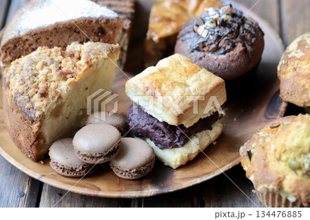 色々な種類の焼き菓子を乗せたアカシアプレート 色々な種類の焼き菓子を乗せたアカシアプレート 134476885