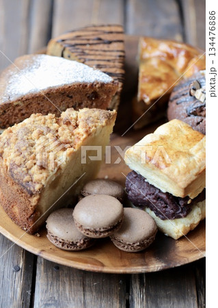 色々な種類の焼き菓子を乗せたアカシアプレート 色々な種類の焼き菓子を乗せたアカシアプレート 134476886