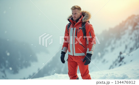 雪の中、捜索をする男性 雪の中、捜索をする男性 134476912