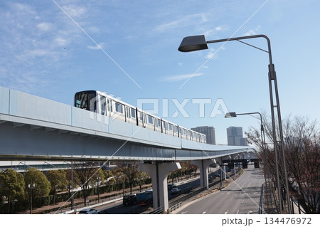 市場前－有明テニスの森間を走行する新交通ゆりかもめ 134476972