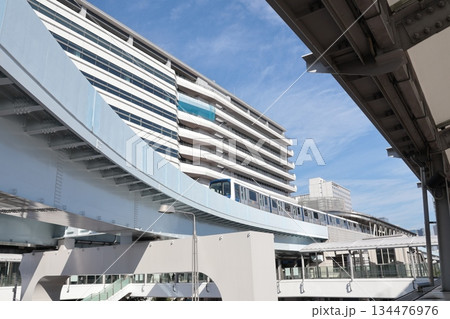 市場前駅を出発する新交通ゆりかもめ 市場前駅を出発する新交通ゆりかもめ 134476976