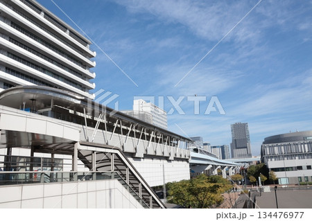 市場前駅のホームに入線する新交通ゆりかもめ 134476977