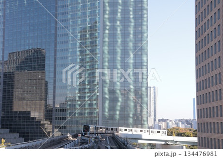 新橋・汐留界隈を走行する新交通ゆりかもめ 新橋・汐留界隈を走行する新交通ゆりかもめ 134476981