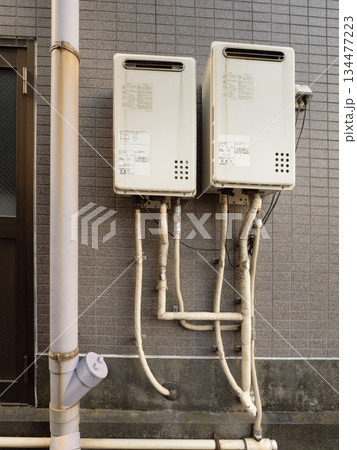 古い集合住宅のガス給湯器 134477223