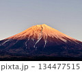 夕陽色に染まる富士山 134477515