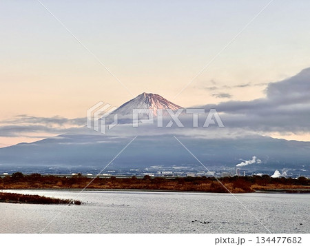 朝の富士川と富士山 朝の富士川と富士山 134477682