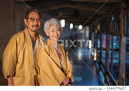 観光を楽しむシニア夫婦　撮影協力:伊東緑涌 134477687