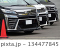 中古車イメージ　販売店に並ぶトヨタのミニバン 134477845
