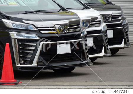 中古車イメージ　販売店に並ぶトヨタのミニバン 134477845