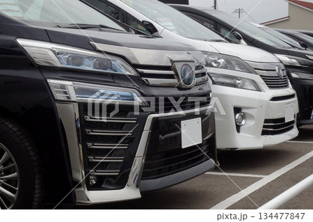 中古車イメージ 販売店に並ぶトヨタのミニバン 中古車イメージ 販売店に並ぶトヨタのミニバン 134477847
