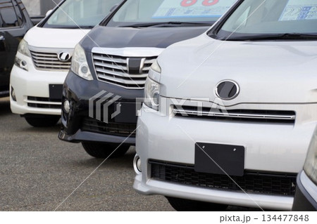 中古車イメージ 販売店に並ぶトヨタのミニバン 中古車イメージ 販売店に並ぶトヨタのミニバン 134477848