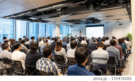社内発表会で情報を共有する 大人数のビジネスシーン 社内発表会で情報を共有する 大人数のビジネスシーン 134478260
