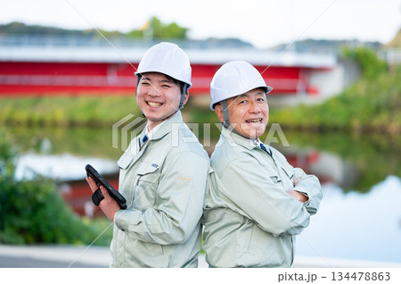 建設業のシニアと若手 建設業のシニアと若手 134478863