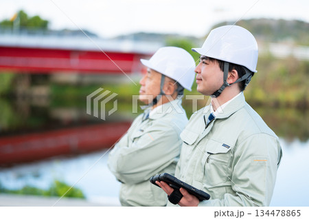 建設業のシニアと若手 134478865