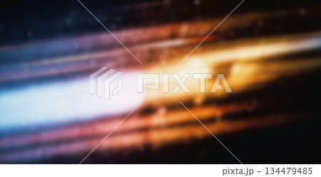 暗闇を疾走する光の軌跡、スピード感あふれる抽象的な背景 暗闇を疾走する光の軌跡、スピード感あふれる抽象的な背景 134479485