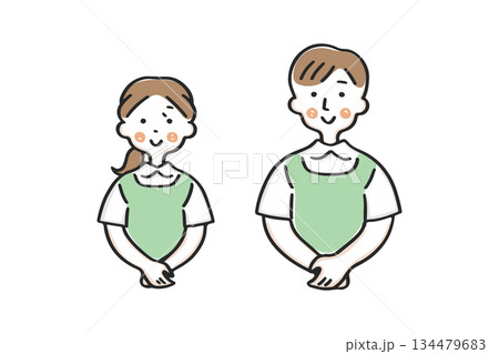 手を前で組むエプロン姿の男女① 134479683