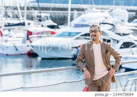 港に立つシニア男性　撮影協力:道の駅伊東マリンタウン 134479694