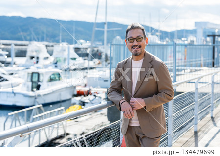 シニア男性　海　ヨット　撮影協力:道の駅伊東マリンタウン 134479699