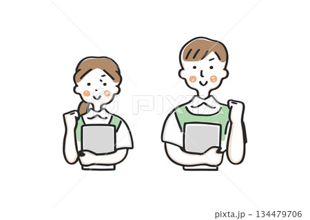 ガッツポーズをするエプロン姿の男女① 134479706