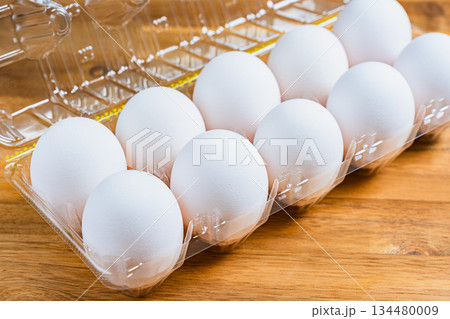 パックに入った新鮮な鶏卵 パックに入った新鮮な鶏卵 134480009