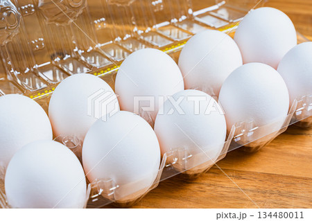 パックに入った新鮮な鶏卵 134480011
