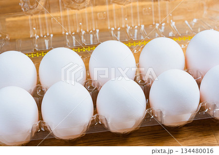 パックに入った新鮮な鶏卵 134480016
