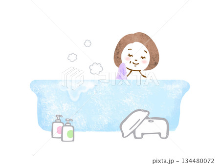 お風呂に入っている年配女性の手描きイラスト 134480072