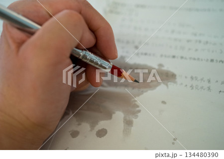 手汗で濡れるテスト用紙 134480390