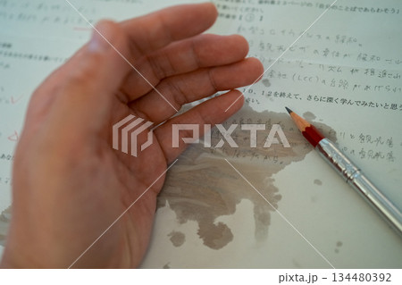 手汗で濡れるテスト用紙 134480392