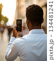 スマートフォンで撮影する男性 134481241