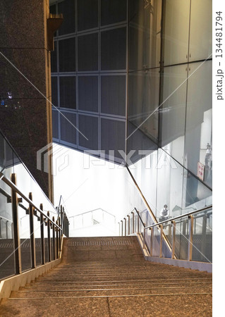 都市風景 地下と続く階段と手摺の造作 都市風景 地下と続く階段と手摺の造作 134481794