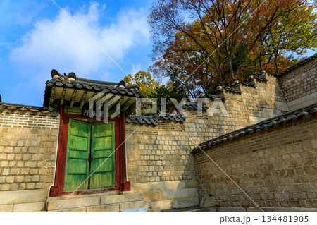 韓国の宮廷の秋の景色 134481905