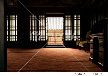 韓国の宮廷の秋の景色 134481908